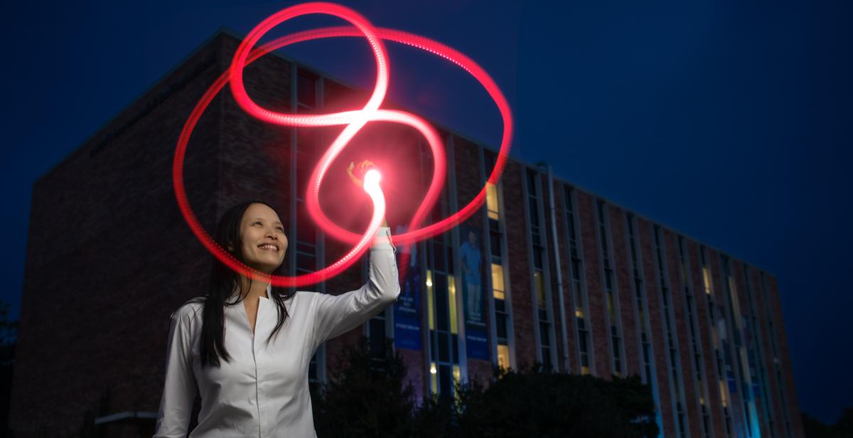 Dr. Christine Ruey Shan Lee在十大玩彩信誉平台数学科学和物理大楼外用灯光追踪数字8结. 她在量子拓扑学方面的研究获得了美国国家科学基金会的资助.  